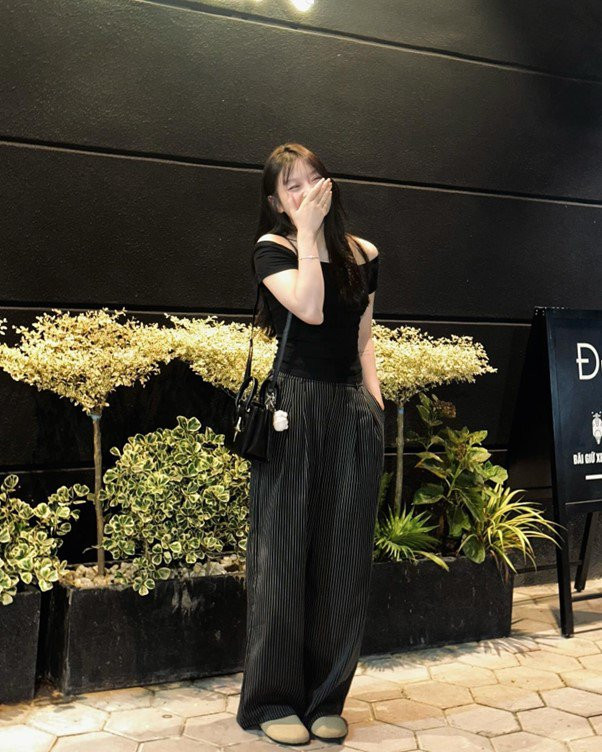 Hồng Yêu thường trang điểm nhẹ nhàng, chuộng trang phục đơn giản như áo phông.