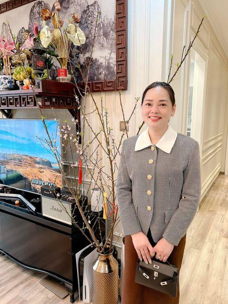 Trong ảnh, bố Ly Kute diện vest lịch lãm, còn mẹ ruột điệu đà với những bộ trang phục rất trẻ trung, hiện đại.