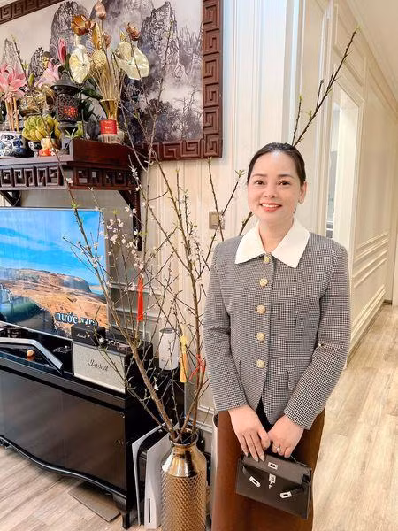 Trong ảnh, bố Ly Kute diện vest lịch lãm, còn mẹ ruột điệu đà với những bộ trang phục rất trẻ trung, hiện đại.