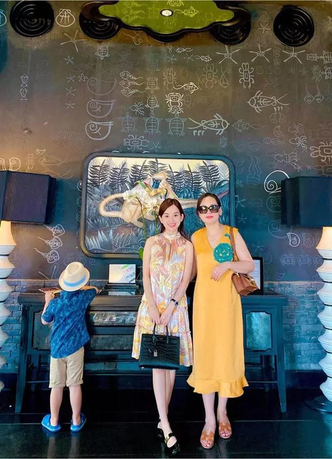 Đây không phải lần đầu Ly Kute đăng ảnh cùng bố mẹ. Mỗi lần lên sóng là phụ huynh của hot mom nhận về vô số lời khen ngoại hình "hack tuổi".