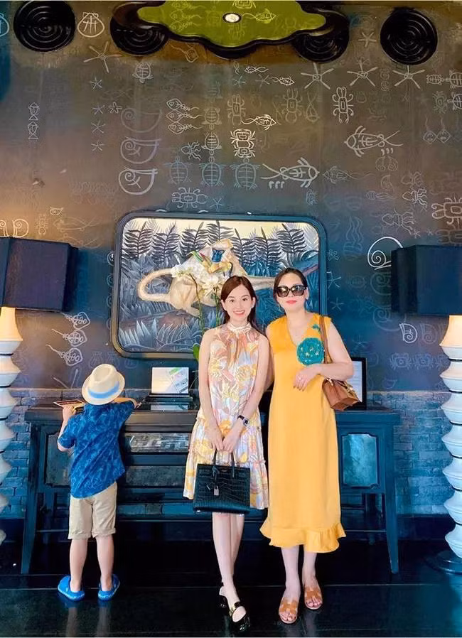 Đây không phải lần đầu Ly Kute đăng ảnh cùng bố mẹ. Mỗi lần lên sóng là phụ huynh của hot mom nhận về vô số lời khen ngoại hình "hack tuổi".