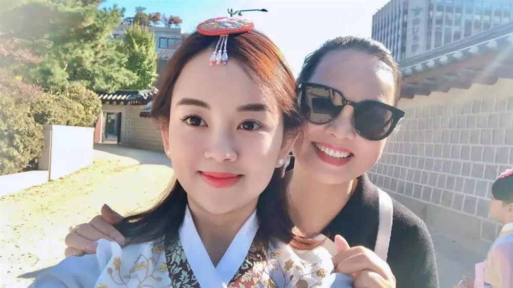 Trước đó, Ly Kute còn tận dụng bà ngoại Khoai Tây để làm mẫu cho shop thời trang.