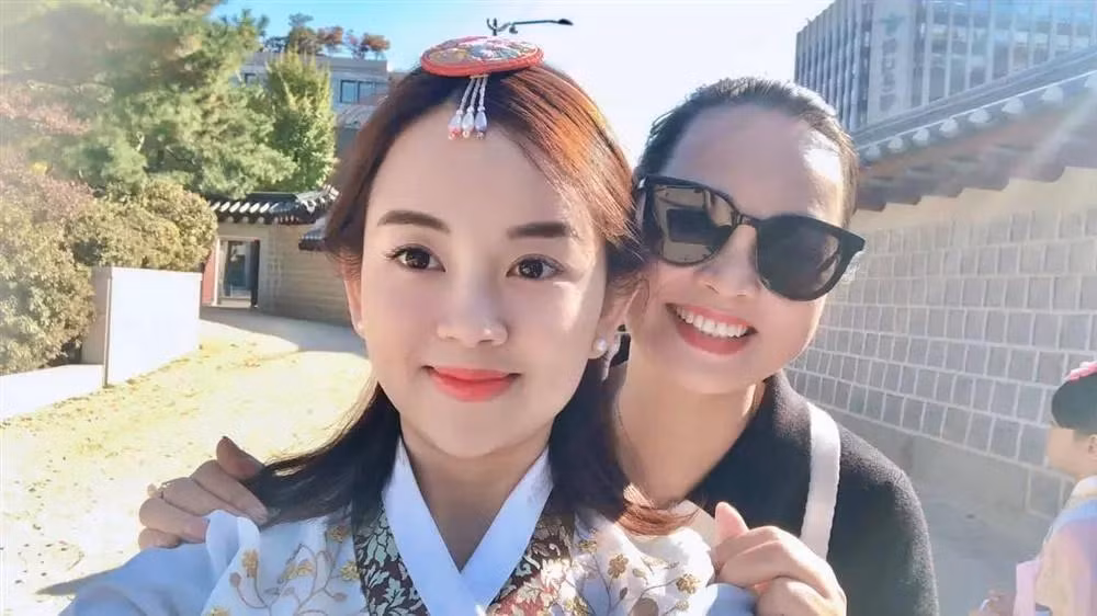 Trước đó, Ly Kute còn tận dụng bà ngoại Khoai Tây để làm mẫu cho shop thời trang.