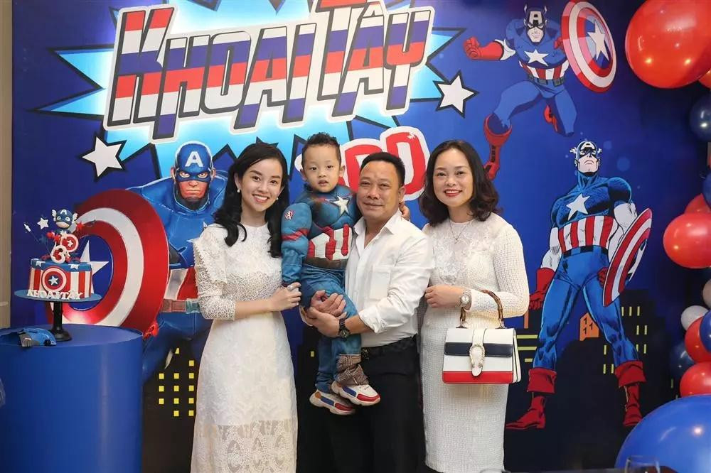 Dễ dàng nhận thấy, dù đã có tuổi sóng bố mẹ ly Kute ai nấy đều rất trẻ trung, quý phái, đặc biệt là người mẹ U60 của hot mom.