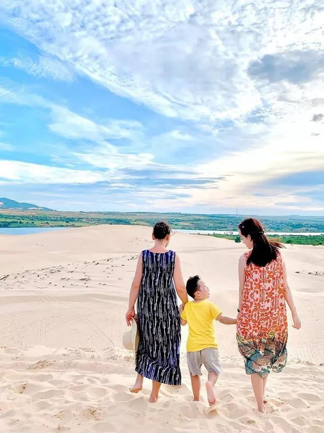 Cụ thể, hot mom để mẹ diện những mẫu váy mà mình đang bán khi đi du lịch Mũi Né - Phan Thiết.