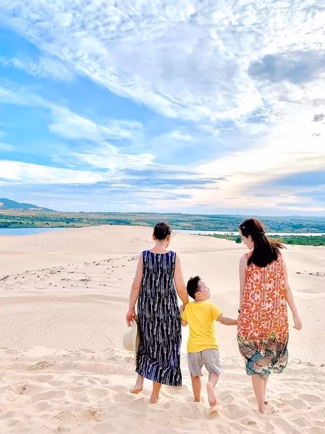 Cụ thể, hot mom để mẹ diện những mẫu váy mà mình đang bán khi đi du lịch Mũi Né - Phan Thiết.