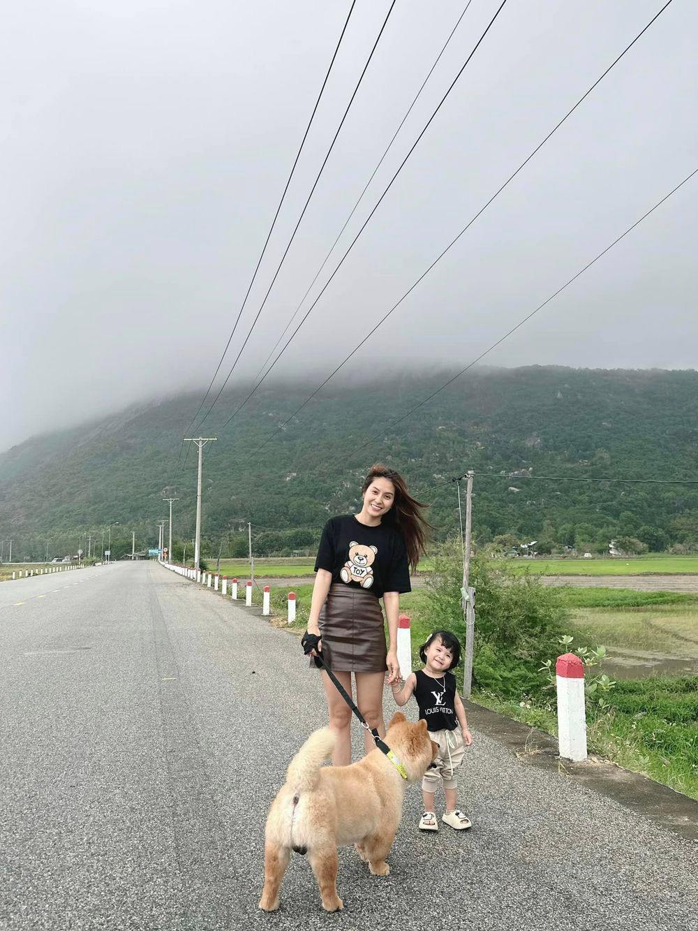 Trên trang cá nhân, Thiên An vừa đăng tải loạt khoảnh khắc vi vu cùng ái nữ. Trong khung cảnh dân dã, nét tươi tắn và phấn khích của hai mẹ con càng nổi bật.