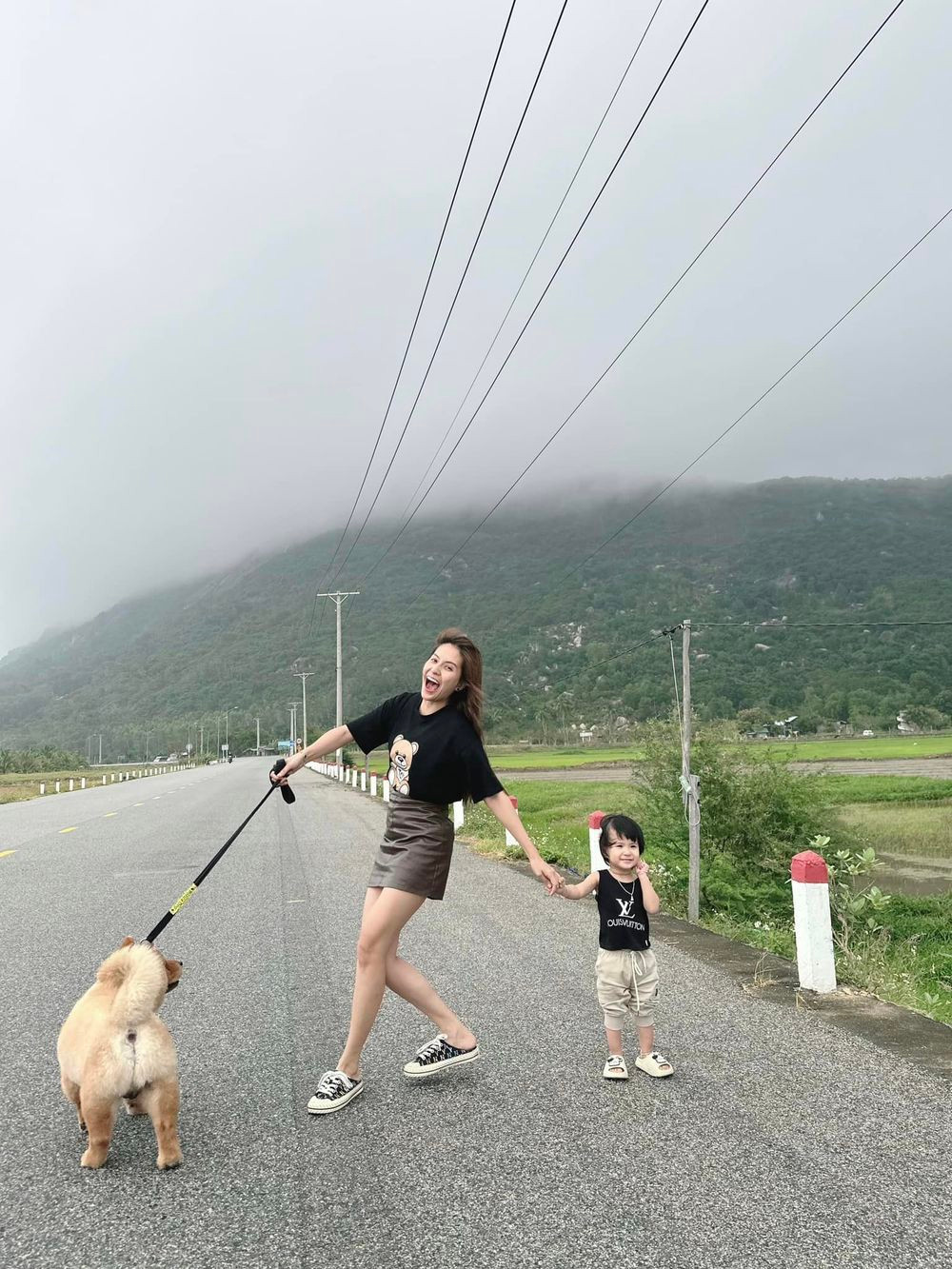 Nếu như gái xinh Thiên An diện trang phục đơn giản với chân váy ngắn và áo đơn khoe chân dài nuột nà thì con gái cũng chẳng kém cạnh với items thời thượng.