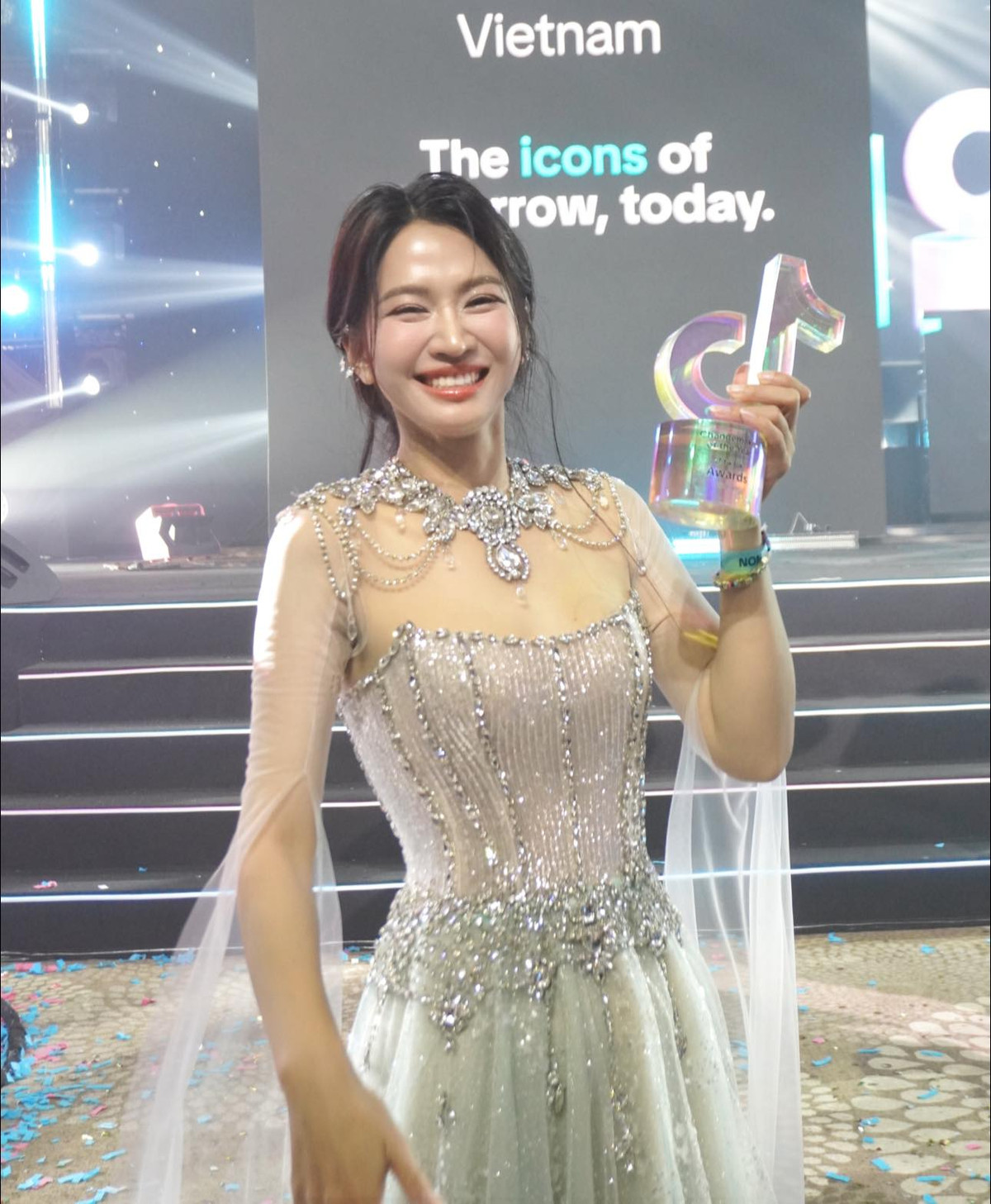 Thời gian qua, Lê Bống lên sóng với ngoại hình ngày càng nữ tính, tích cực, nhận được lời khen từ cộng đồng mạng.