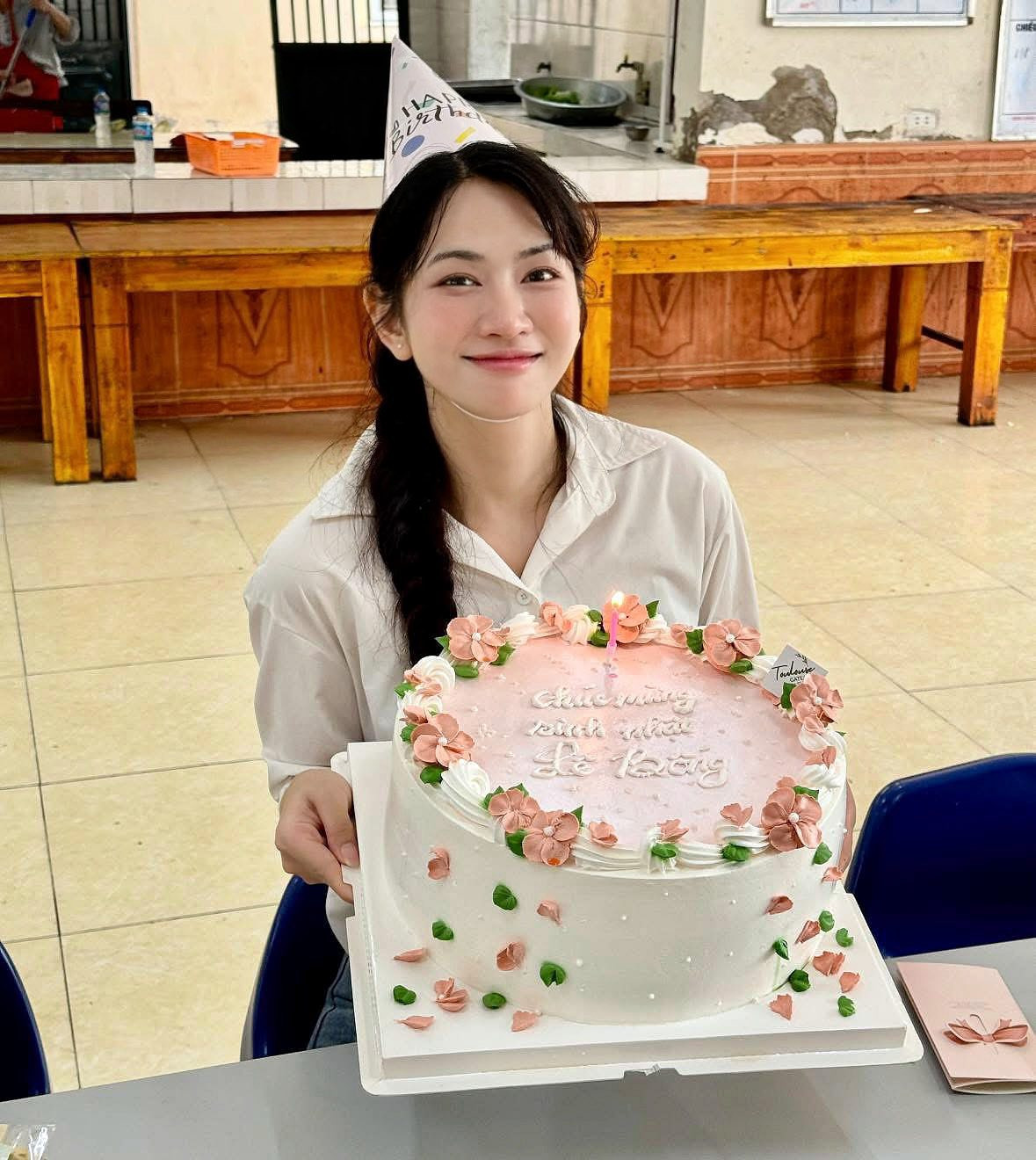 Trang này đăng đàn nội dung: "Team Lê Bống cần các chị em về đội cày view YouTube" cùng lời hứa hẹn "Mỗi ngày kiếm được 300-500 nghìn đồng/10 video (xem 1-10 phút) không giới hạn lượt làm. Xong cái nào bank tiền luôn cái đó". Page mời gọi: "Chị em nhanh tay đăng ký để được hỗ trợ và kiếm tiền cùng mình nha". Đặc biệt, bài đăng còn bật tín hiệu "được tài trợ", tăng sự phủ sóng đến người xem.