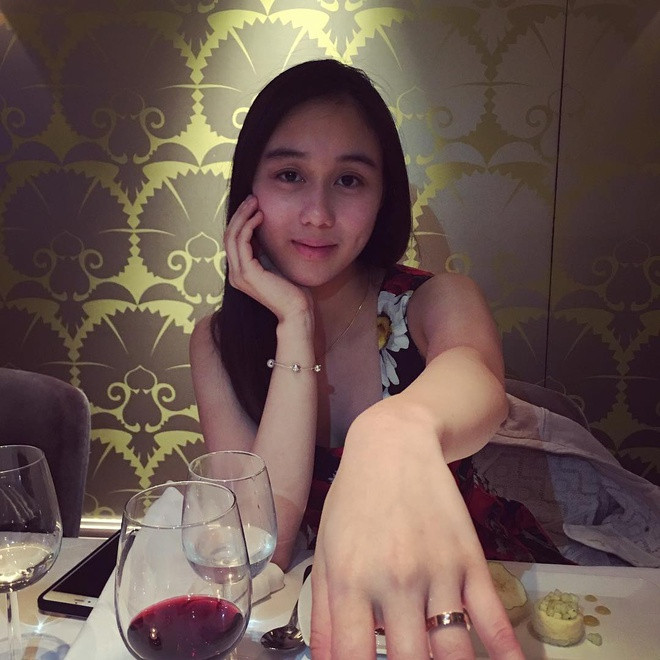 Từ năm 12 tuổi, Hà Siêu Hân đã được bố tặng cho một biệt thự ở London. 17 tuổi, cô đã có 4 biệt thự ở Hong Kong, được anh trai tặng nhẫn kim cương hàng trăm triệu trong lễ sinh nhật.