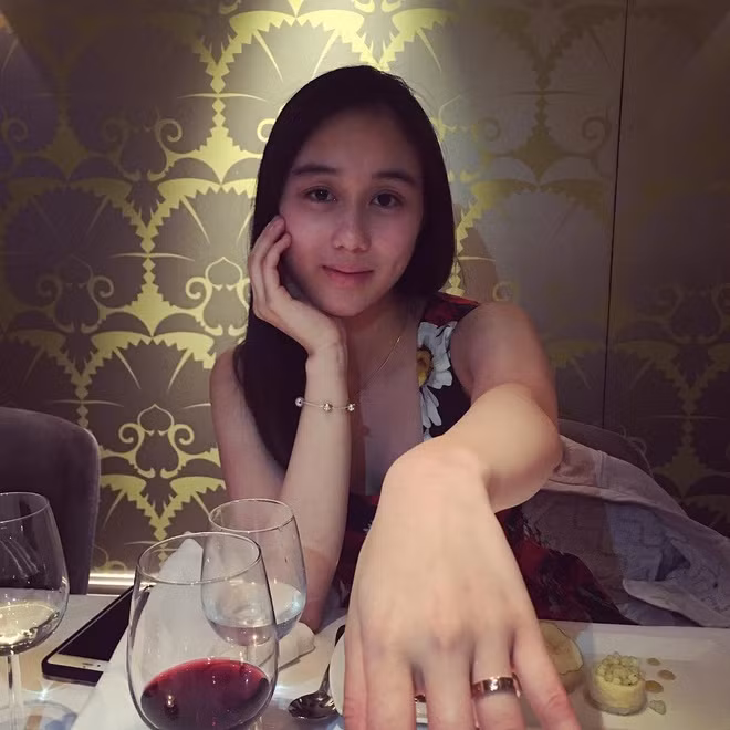 Từ năm 12 tuổi, Hà Siêu Hân đã được bố tặng cho một biệt thự ở London. 17 tuổi, cô đã có 4 biệt thự ở Hong Kong, được anh trai tặng nhẫn kim cương hàng trăm triệu trong lễ sinh nhật.