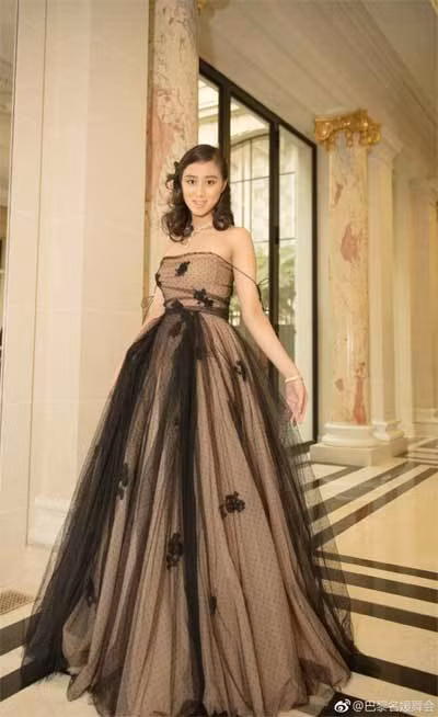 Tuy nhiên, sau khi tháo niềng, Hà Siêu Hân xinh đẹp và trở nên thanh tú hơn hẳn so với trước đây.