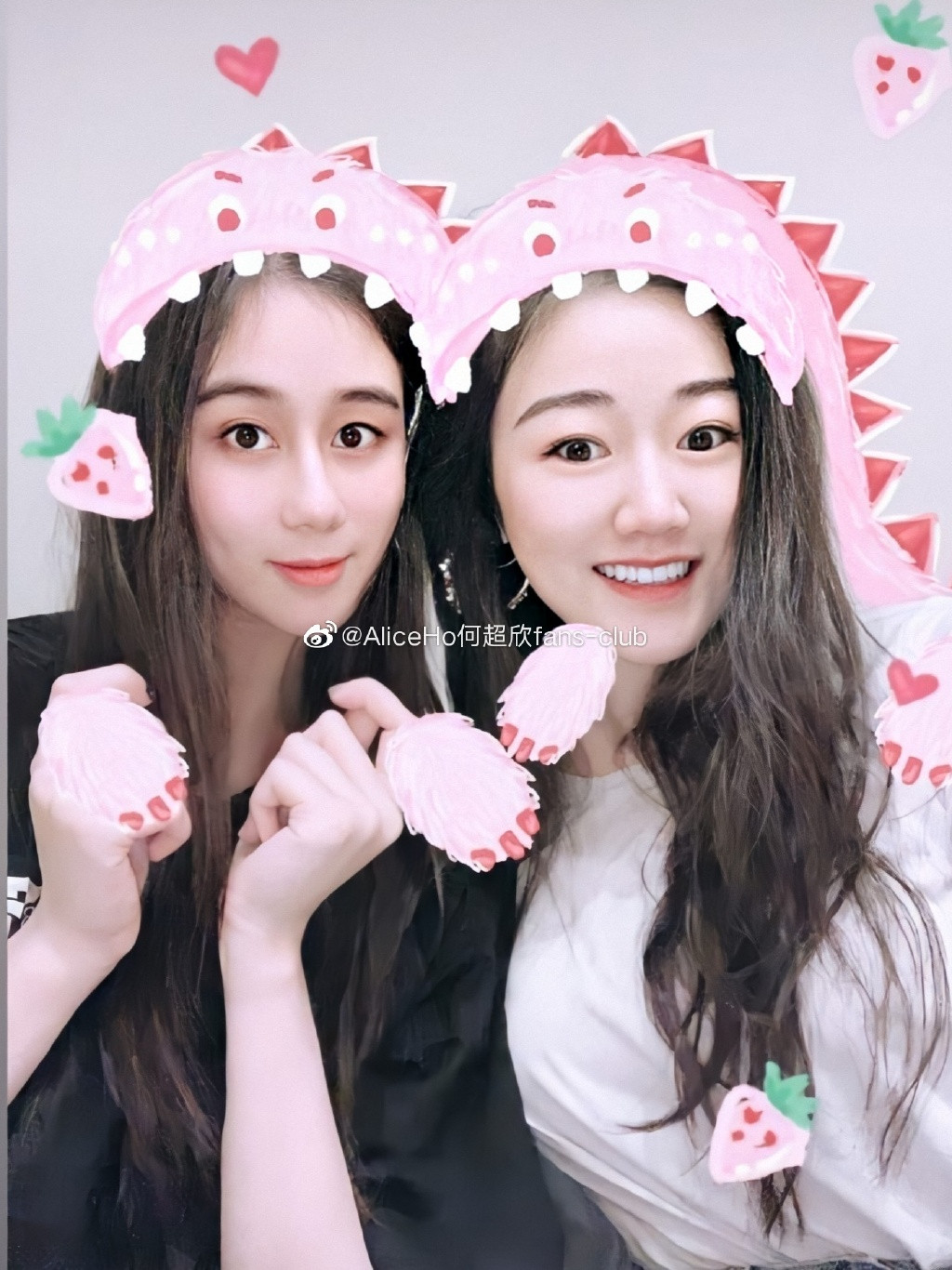 Hà Siêu Hân sinh năm 1999. Cô là con của người vợ thứ 4 với ông trùm sòng bạc Macau cũng là người con gái thứ 11 trong gia đình giàu có này.