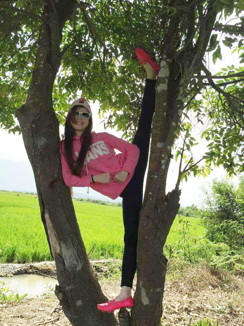 Ngay sau khi xuất hiện, trên khắp "hàng cùng, ngõ hẻm" MXH, các dân mạng đều khoe ảnh động tác xoạc chân của mình.