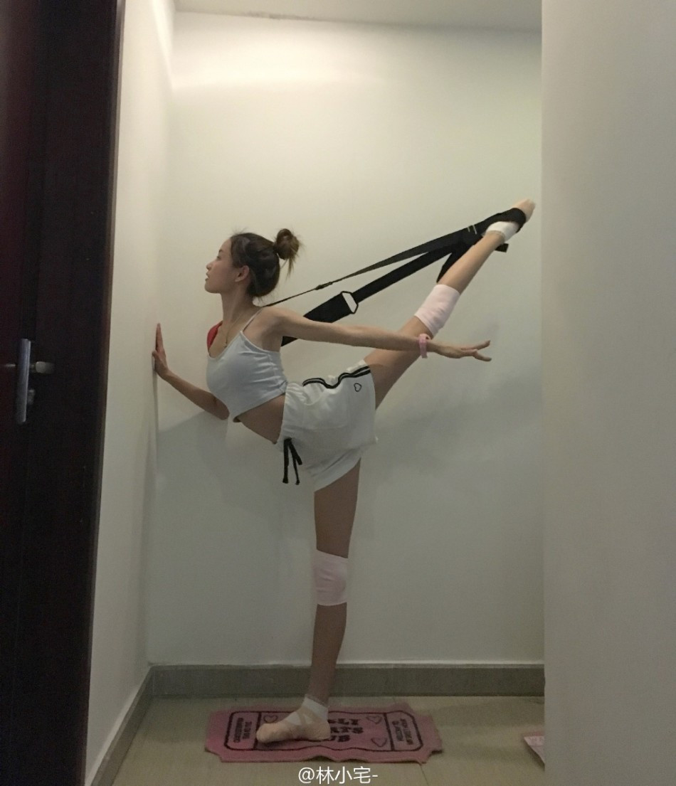 Chính việc khoe được đôi chân dài thẳng tắp, nên thử thách mạng xã hội này nhanh chóng thu hút được sự quan tâm của nhiều cô gái.