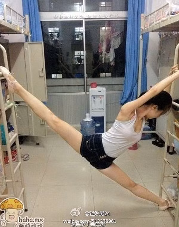 Đây là thử thách không chỉ thể hiện độ dẻo dai của cơ thể mà còn khoe được đôi chân dài đầy gợi cảm qua các động tác xoạc chân.