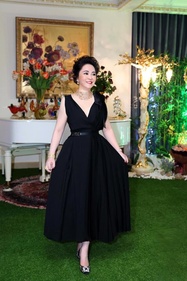 Cuộc chiến giữa bà Phương Hằng và loạt tên tuổi lớn trong showbiz về chuyện tiền từ thiện luôn nóng hổi.