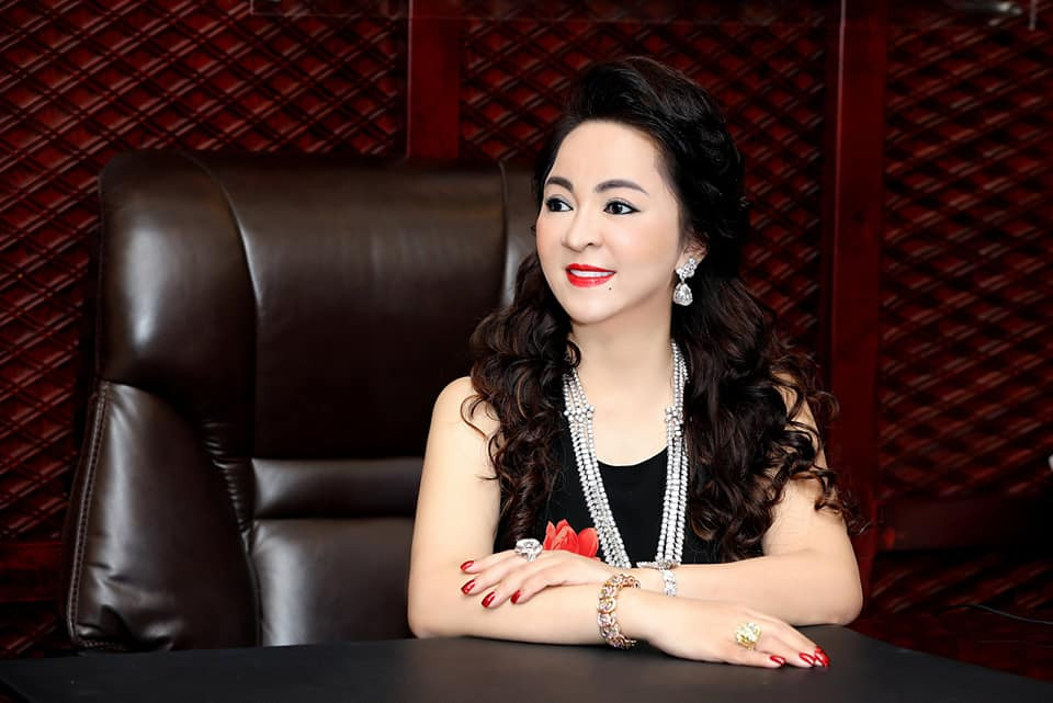 Ngoài ra cũng ở trong những câu trả lời này, bà Phương Hằng viết đúng chính tả chứ không giống như nhiều status trước đó.