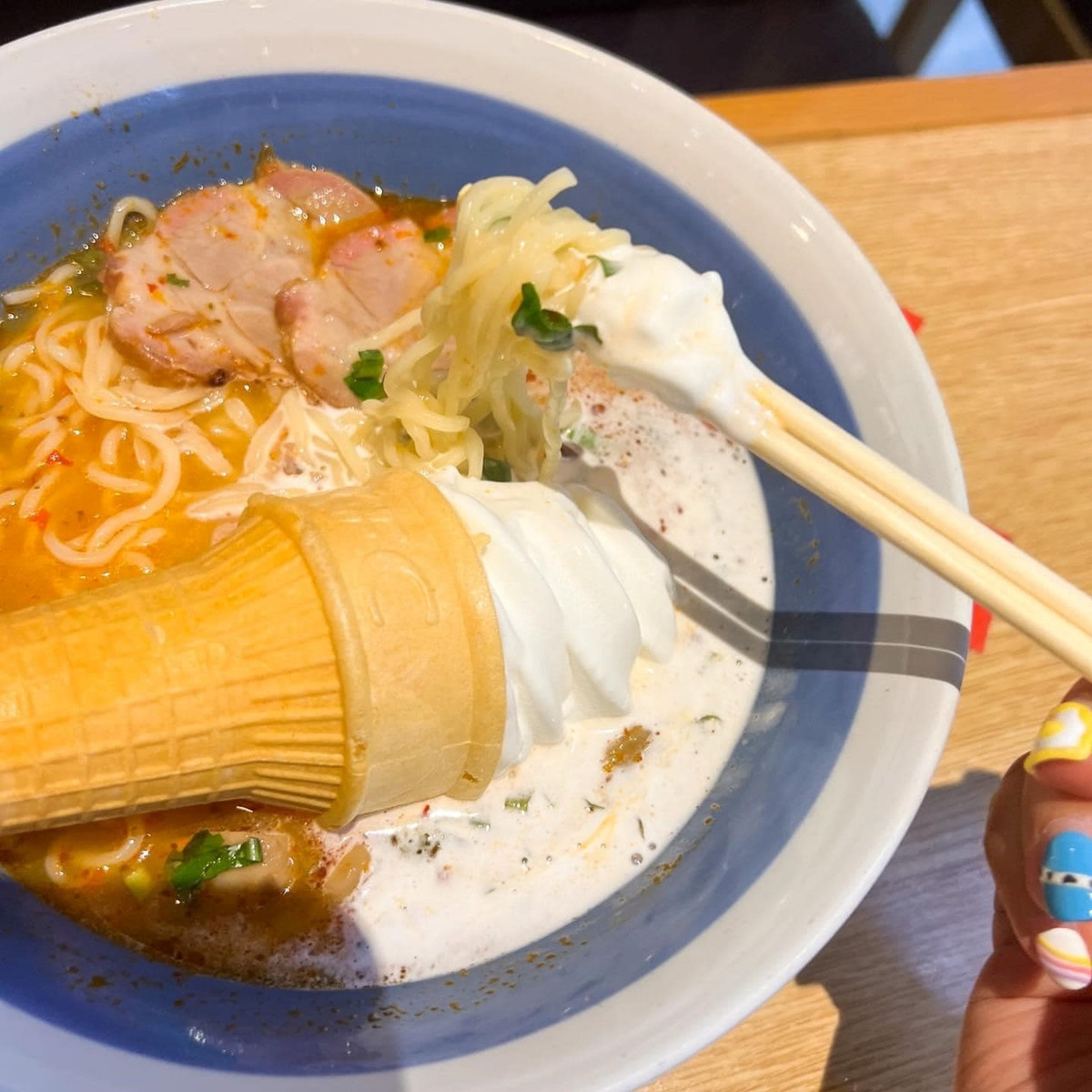 Tưởng chừng mì tomyum và kem ốc quế sẽ là một sự kết hợp chẳng liên quan. Nhưng lại được nhận xét là khá ngon, có vị béo và lạ miệng.