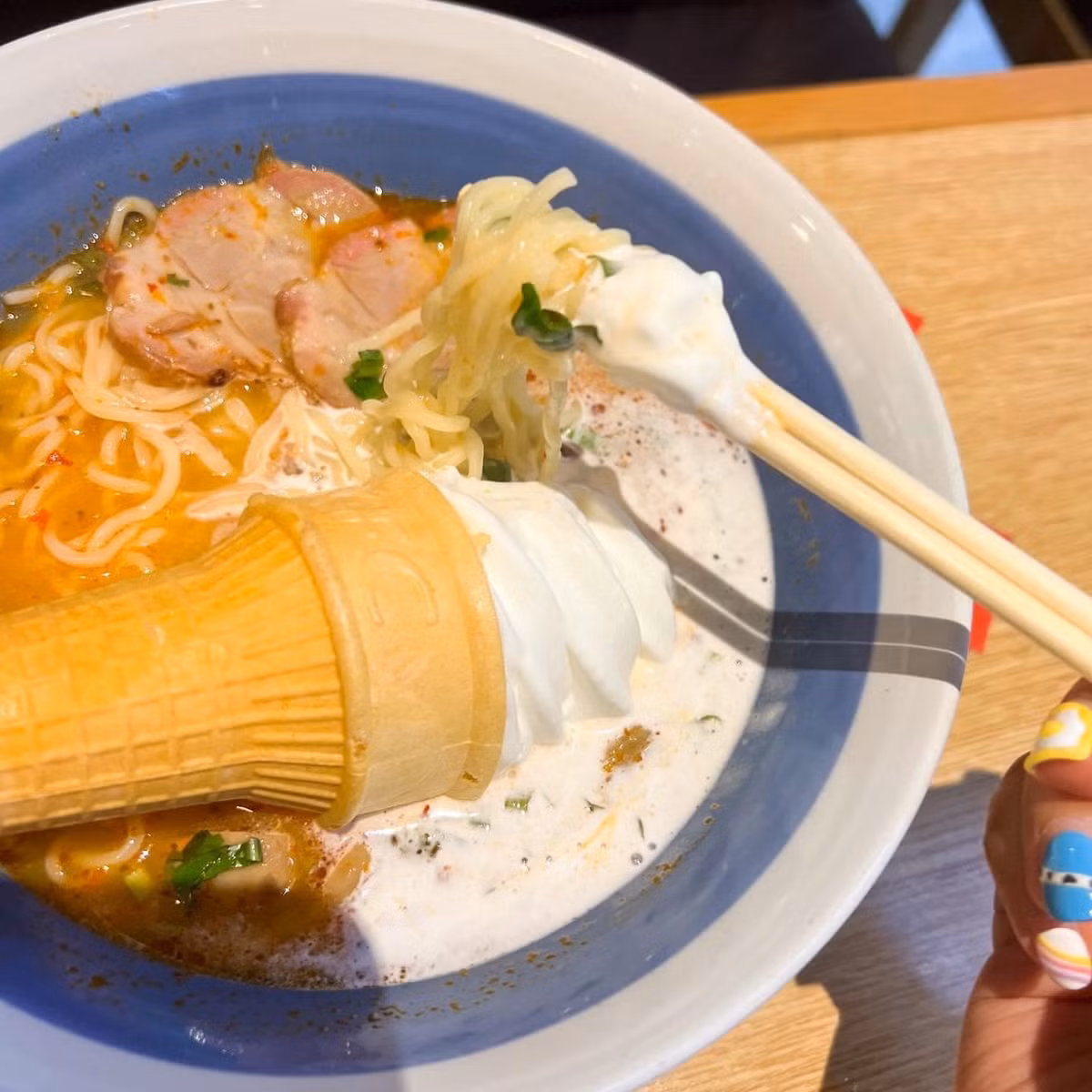 Tưởng chừng mì tomyum và kem ốc quế sẽ là một sự kết hợp chẳng liên quan. Nhưng lại được nhận xét là khá ngon, có vị béo và lạ miệng.