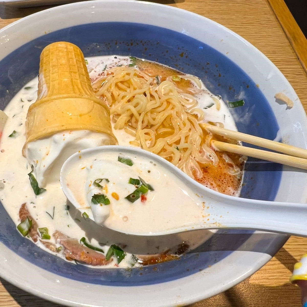 Tuy nhận được sự thu hút của đông đảo giới trẻ nhưng món mì tomyum ăn kèm với kem ốc quế vẫn chưa được bán sẵn tại bất kì cửa hàng nào.