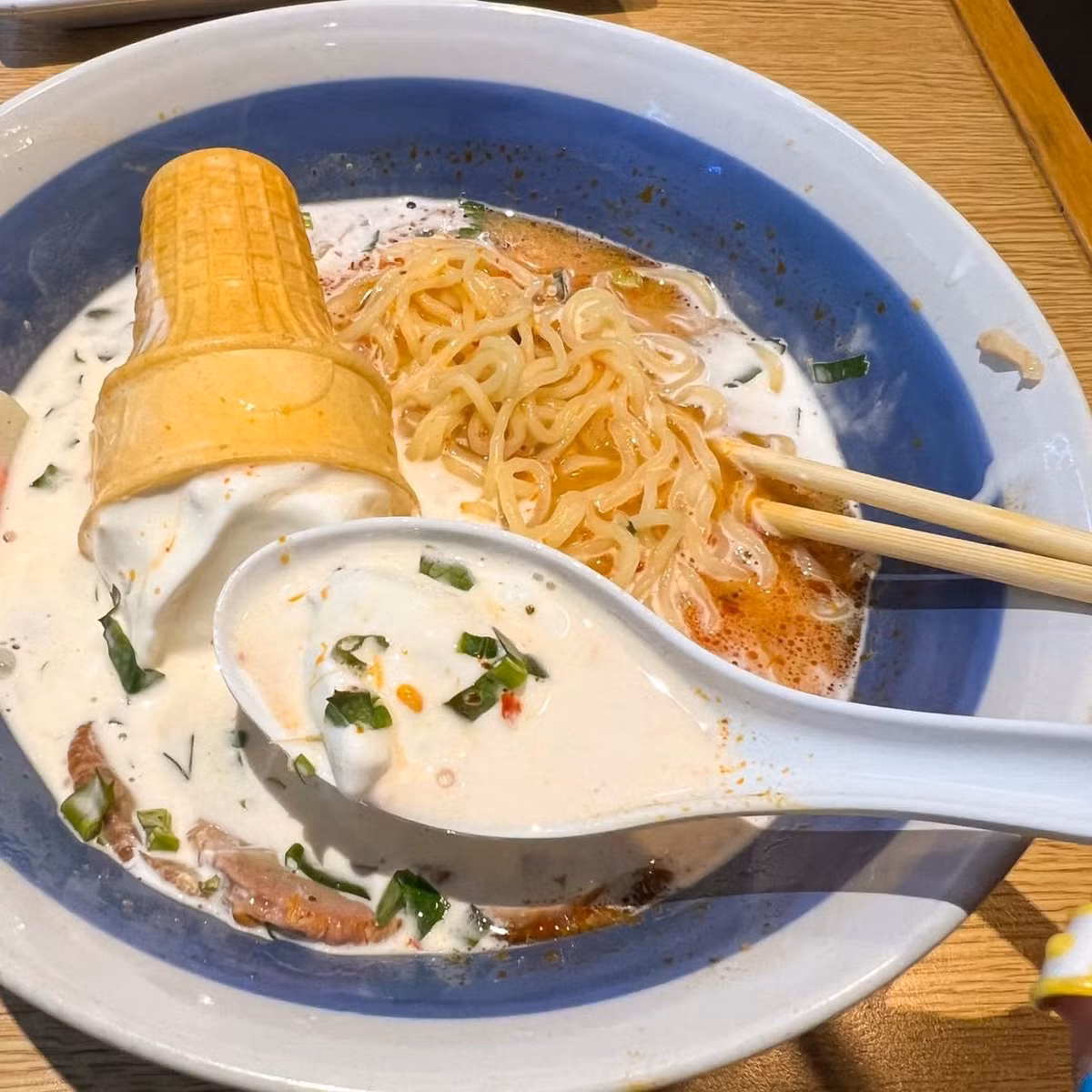 Tuy nhận được sự thu hút của đông đảo giới trẻ nhưng món mì tomyum ăn kèm với kem ốc quế vẫn chưa được bán sẵn tại bất kì cửa hàng nào.