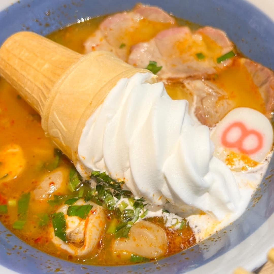 Điều đặc biệt là sau khi trải nghiệm món ăn, anh chàng đã chia sẻ: "Món ăn này hoàn toàn có thể ăn được. Mì ngon, tuy nhiên hơi có dầu và béo".