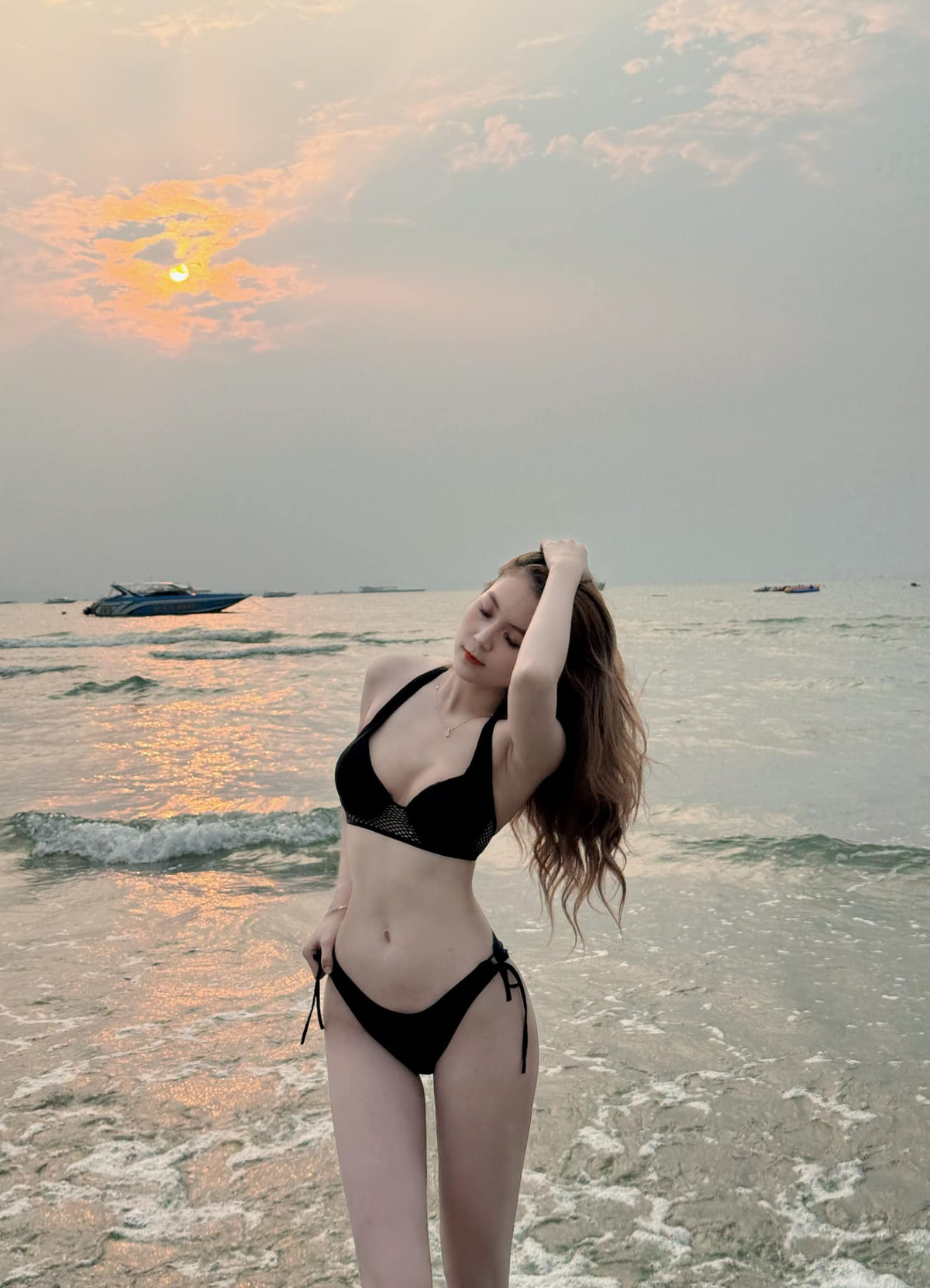 Bên cạnh đó, thông tin cô giáo hot girl Trân Trần từng làm người mẫu nội y trước khi trở thành người "gõ đầu trẻ" cũng nhận được nhiều sự quan tâm.