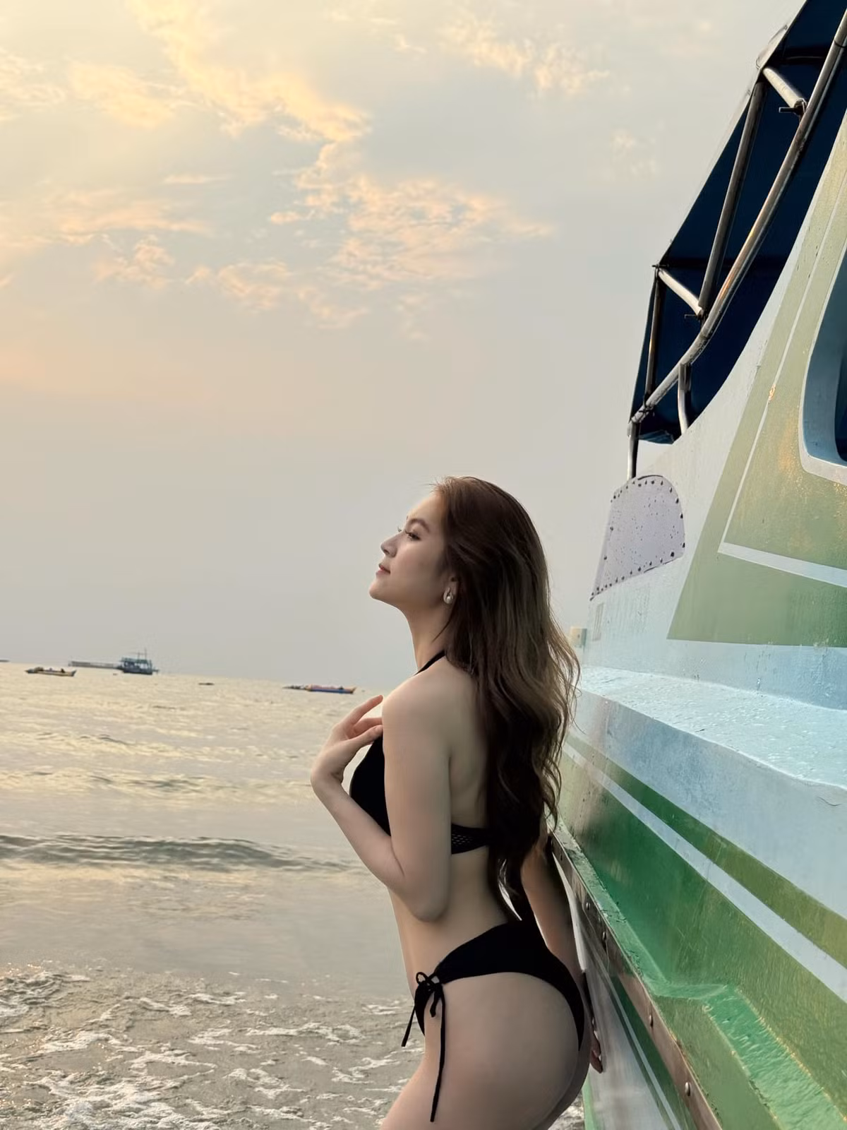 Sở dĩ cô giáo hot girl này có sức hút mạnh mẽ trên MXH vậy là nhờ sở hữu thân hình siêu quyến rũ với số đo 3 vòng 83-58-92.