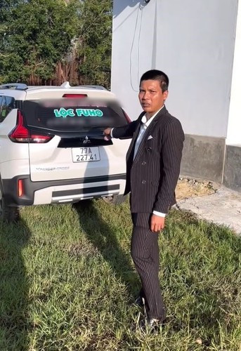 "Công ty hiện tại chỉ tuyển nam ko tuyển nữ nha mọi người, thư ký thầy sẽ phỏng vấn các bạn giờ hành chính”, anh chàng lưu ý.