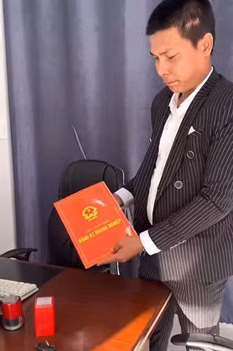 Phía dưới bình luận, bà xã Kim Thủy cũng động viên nam Youtuber: “Cố gắng lên chồng nhé”, “Oke vợ iu”, anh chàng ngọt ngào đáp.