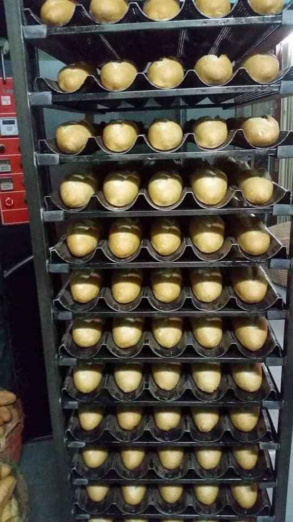 vì được nghỉ học dài ngày do ảnh hưởng của dịch Covid-19, T. đã về nhà giúp anh trai làm bánh mì. Trong lúc mọi người đi vắng, T. được giao nhiệm vụ nướng mẻ bánh mì mới. Vì muốn rút ngắn thời gian nướng bánh nên T. đã chỉnh nhiệt độ cao hơn bình thường. Tuy nhiên, bởi mải xem điện thoại mà quên mất trọng trách cao cả nên anh chàng vô tình để bánh nướng quá nhiệt độ. Đến khi nhớ ra thì T. chỉ còn biết ngậm ngùi vì thành phẩm là món " bánh mì bóng đêm".