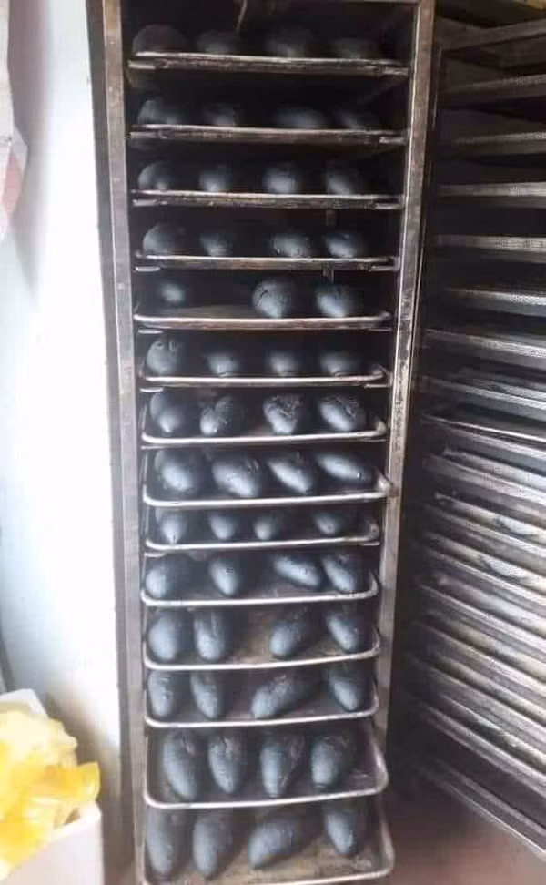 Những chiếc bánh thơm mùi bột, trắng ngà đẹp mắt ban đầu giờ đã chuyển sang một màu đen thui khó tả. Chiếc bánh mì nào cũng bị nướng đen, ám mùi khói.