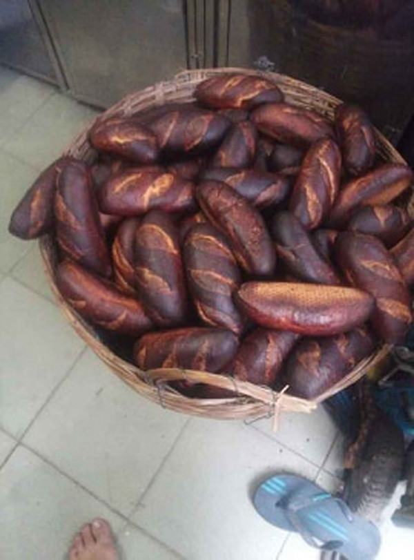 Không chỉ T. mà người anh trai kiêm chủ lò bánh mì cũng chỉ biết "méo mặt" vì thành phẩm lỗi không thể cứu vãn.