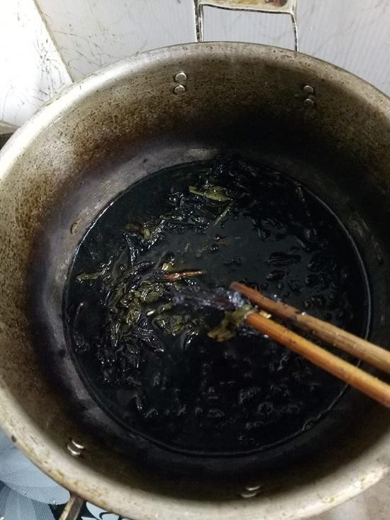 "Gọi là bánh mì bóng đêm được đấy, đảm bảo không ở đâu bán luôn", "Bánh mì gì đây, làm từ than tre chắc" hay "Chiếc bánh còn đen hơn cả tiền đồ của chị Dậu", là những bình luận được dân mạng để lại dưới bài viết của T.