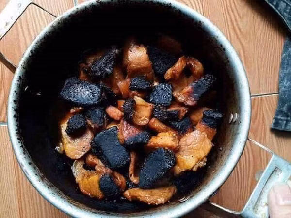 Cùng tranh thủ sự việc của T. nhiều dân mạng cũng nhắc đến những món ăn từng bị gắn mác "bóng đêm" huyền thoại được đăng tải trước đây.