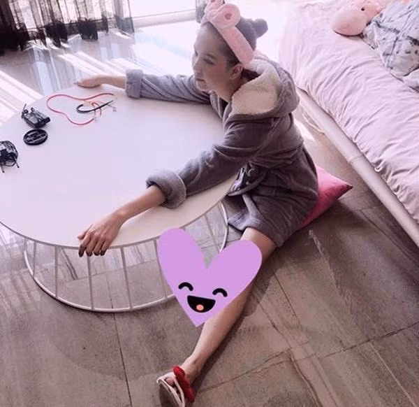 Sau khi khoe nhà, Ngọc Trinh bị dân tình bị soi vào chiếc ghế tình yêu trong phòng và cô nàng cũng có cách đối đáp khá thông minh.