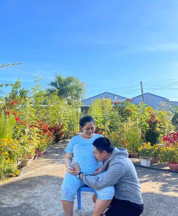 Lê Tấn Lợi viết: “Cuối cùng thì ngày hạnh phúc nhất trong cuộc đời cũng đã đến. Sau những ngày tháng sống trong niềm hạnh phúc nhưng cũng rất lo lắng vì nỗi ám ảnh trong đầu Lợi vẫn còn nhiều lắm. Hôm nay ngày 10/2 bé Sữa đáng yêu của ba mẹ đã chào đời. Ba mẹ chúc con luôn luôn mạnh giỏi, mau ăn chóng lớn và ngoan ngoãn lễ phép con nha. Sữa xin chào quý ông bà cô chú nhé!”.