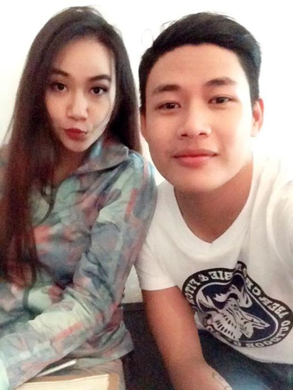 “Hot boy trà sữa” chia sẻ trên trang Facebook cá nhân: “Xem lại mà thấy thương vợ đứt ruột đứt gan. Đây là lúc vợ Lợi mang bé Sữa được 3 tháng, do thai nghén nên vợ Lợi bị chóng mặt và té như trong clip. Thật sự xem xong clip này Lợi đau lòng và gọi cho một người thân khóc như 1 đứa con nít.