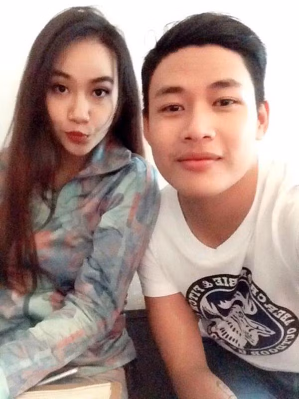 “Hot boy trà sữa” chia sẻ trên trang Facebook cá nhân: “Xem lại mà thấy thương vợ đứt ruột đứt gan. Đây là lúc vợ Lợi mang bé Sữa được 3 tháng, do thai nghén nên vợ Lợi bị chóng mặt và té như trong clip. Thật sự xem xong clip này Lợi đau lòng và gọi cho một người thân khóc như 1 đứa con nít.