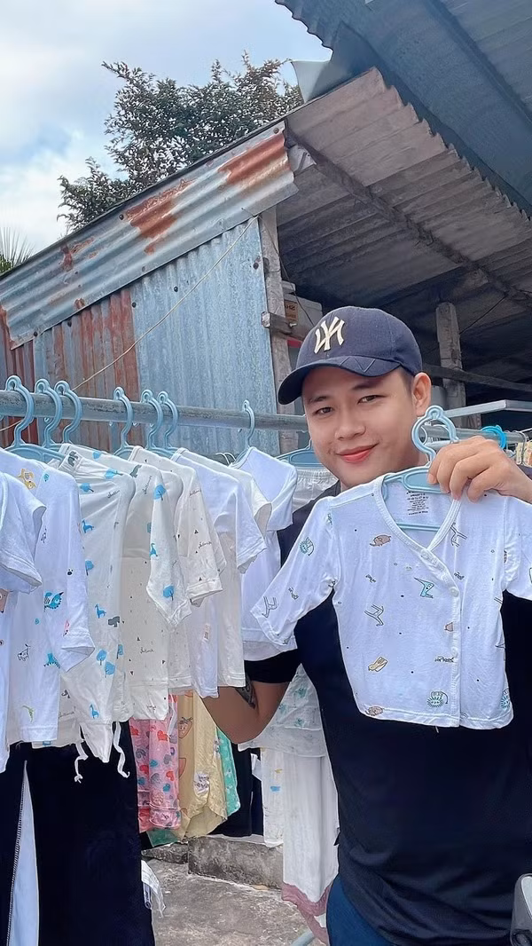 Chỉ qua những dòng tâm sự ngắn ngủi, người hâm mộ có thể thấy một “hot boy trà sữa” rất yêu thương, chiều chuộng vợ.