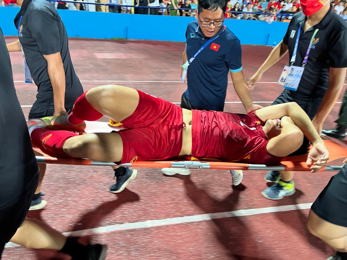 Tình huống dẫn đến chấn thương rất nặng cho Lê Văn Xuân. Điều này có thể nhận thấy khi Tiến Linh tiến lại gần thấy chấn thương của đồng đội đã giật mình và lập tức ra hiệu cho BHL thay người.