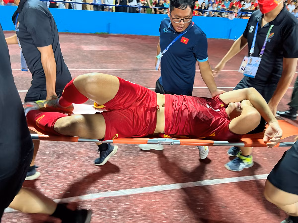 Tình huống dẫn đến chấn thương rất nặng cho Lê Văn Xuân. Điều này có thể nhận thấy khi Tiến Linh tiến lại gần thấy chấn thương của đồng đội đã giật mình và lập tức ra hiệu cho BHL thay người.