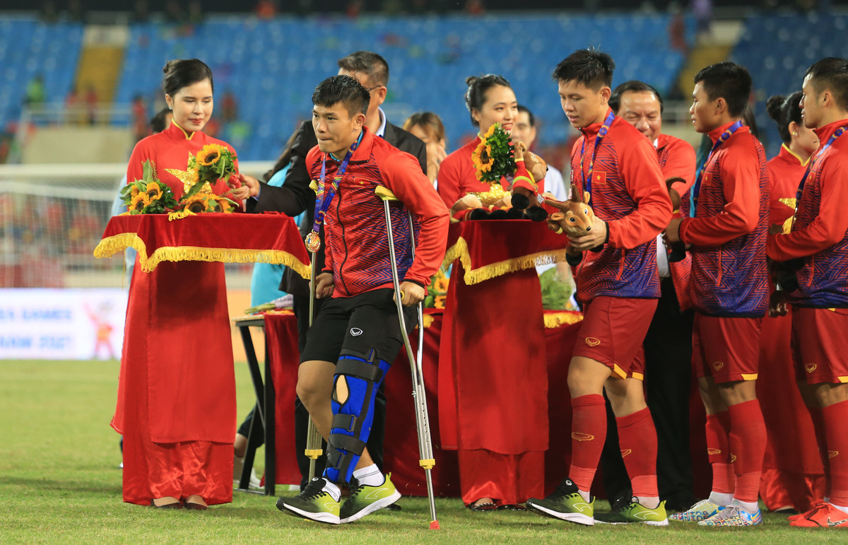 Trước khi trận chung kết bóng đá nam SEA Games giữa U23 Việt Nam và U23 Thái Lan diễn ra, các đồng đội đã mang chiếc áo đấu của Lê Văn Xuân khi chụp ảnh lưu niệm.