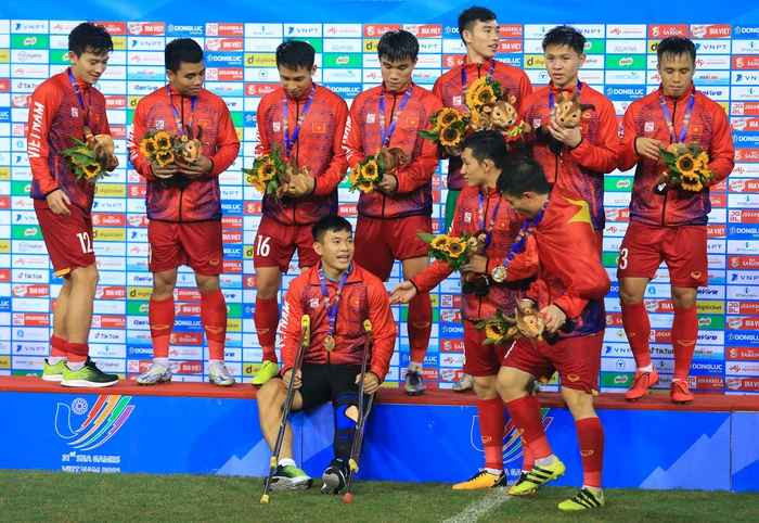 Văn Xuân được các đồng đội quan tâm và có nhiều hành động tri ân trước và sau trận đấu