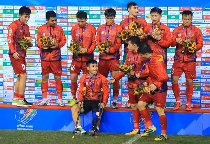 Văn Xuân được các đồng đội quan tâm và có nhiều hành động tri ân trước và sau trận đấu