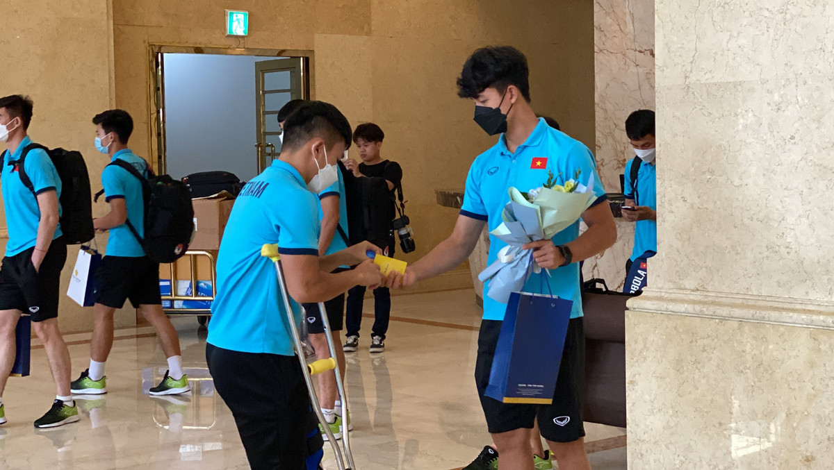 Văn Xuân bị đứt dây chằng chéo đầu gối và bắt buộc phải phẫu thuật. Đầu gối của anh vẫn đang bị sưng tấy, có dịch nên phải đợi khi nào đầu gối hết xung huyết, giảm dịch hoàn toàn mới có thể tiến hành phẫu thuật.