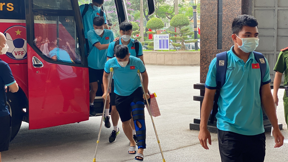 Khi di chuyển từ Phú Thọ về Hà Nội để đá chung kết, Văn Xuân đã phải chống nạng để di chuyển.