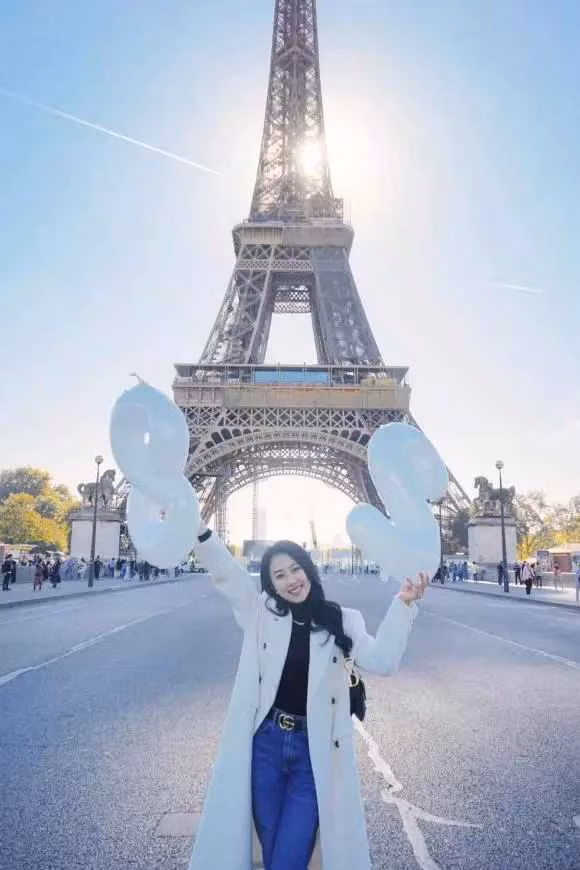 Hình ảnh ghi lại, Huỳnh Hồng Loan diện trang phục trẻ trung khi phối quần jeans, áo len cổ lọ phía ngoài còn có thêm chiếc áo màu trắng.